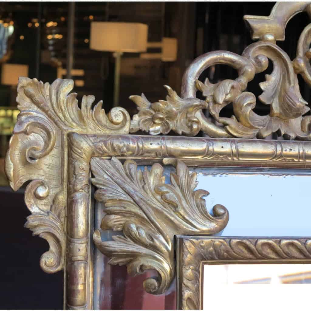 1880′ Miroir à Fronton style Louis XIV à Parecloses Doré à l’Or 169 x127 cm | Biron 1880′ Miroir à Fronton style Louis XIV à Parecloses Doré à l’Or 169 x127 cm