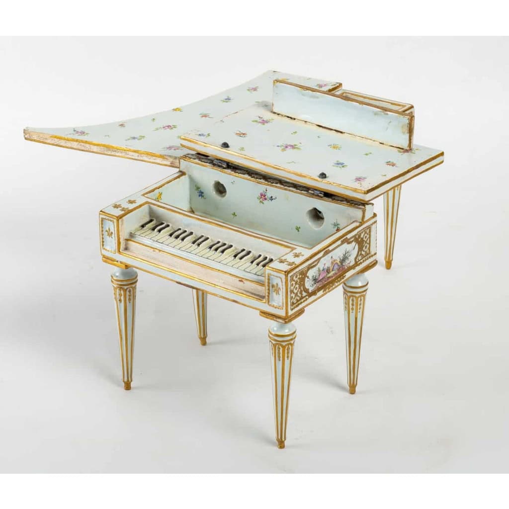 Piano en porcelaine, XIXème siècle | Biron Piano en porcelaine, XIXème siècle