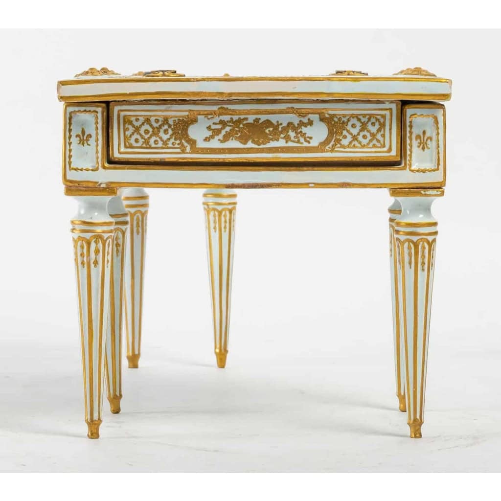 Piano en porcelaine, XIXème siècle | Biron Piano en porcelaine, XIXème siècle