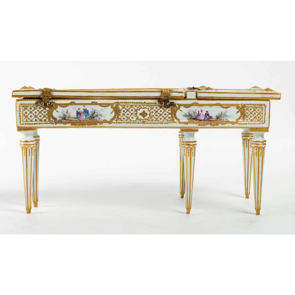 Piano en porcelaine, XIXème siècle | Biron Piano en porcelaine, XIXème siècle