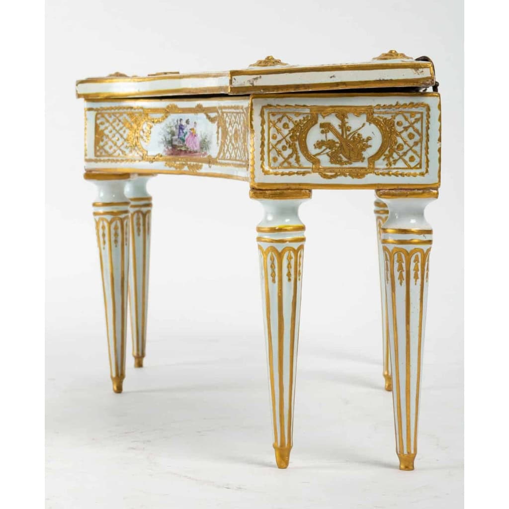Piano en porcelaine, XIXème siècle | Biron Piano en porcelaine, XIXème siècle