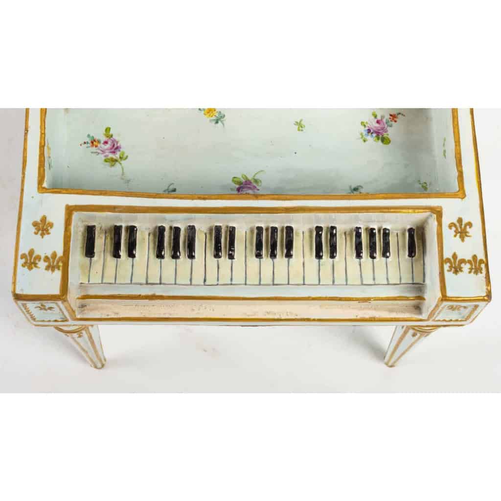 Piano en porcelaine, XIXème siècle | Biron Piano en porcelaine, XIXème siècle