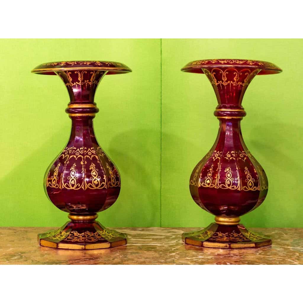 Pair de vases Bohème rouge et or, 1840 | Biron Pair de vases Bohème rouge et or, 1840