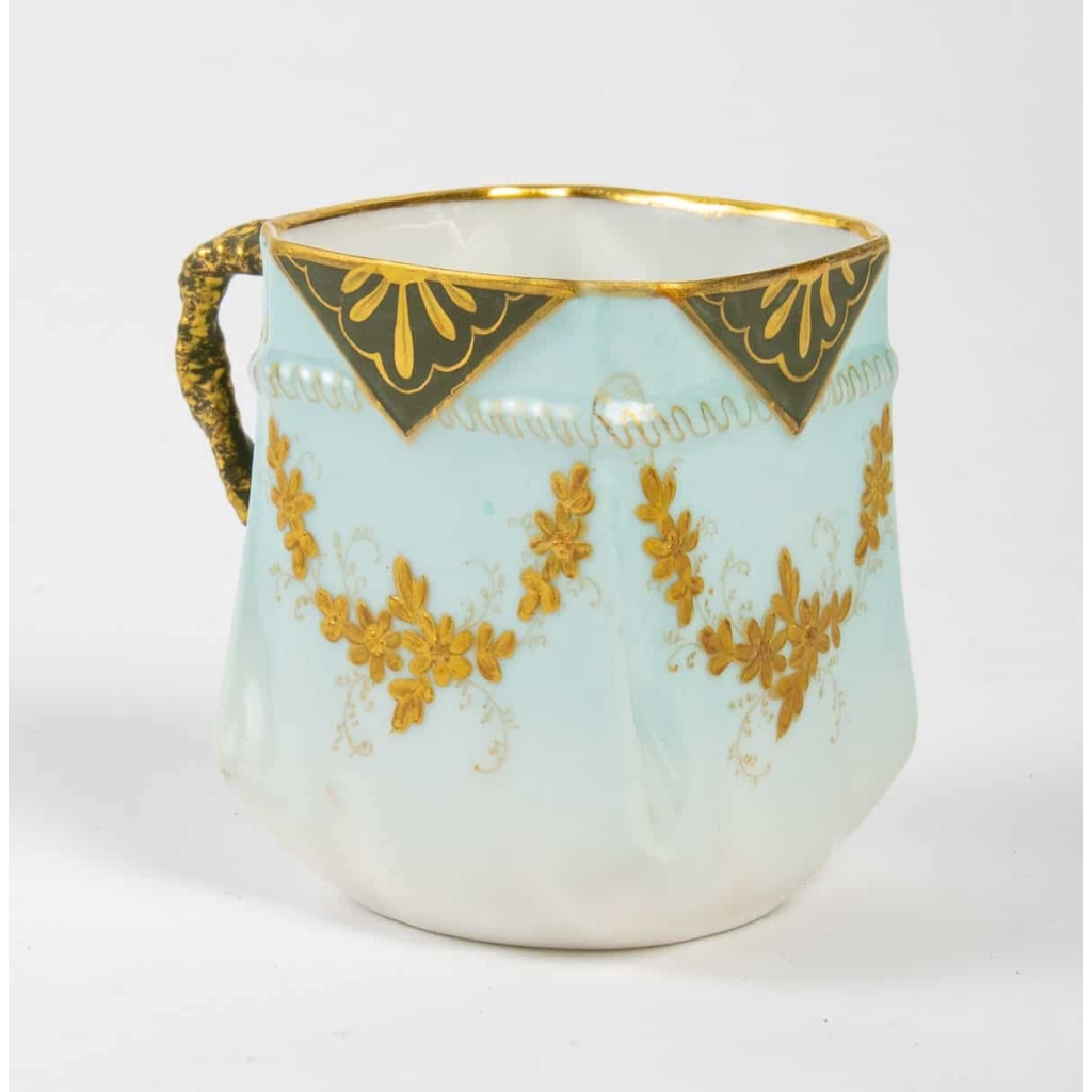 12 tasses au coffret Limoges, 1880