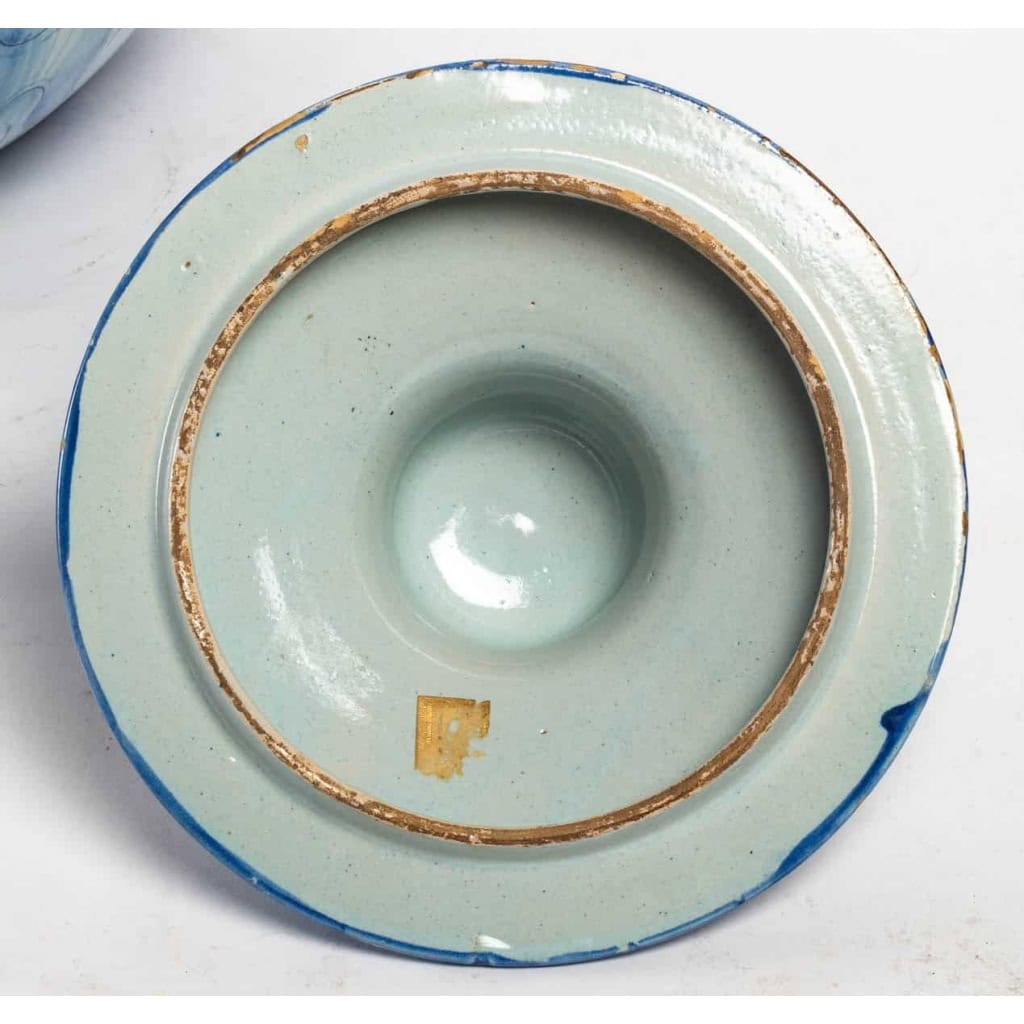 Pot couvert en faïence, XVIIIème siècle | Biron Pot couvert en faïence, XVIIIème siècle