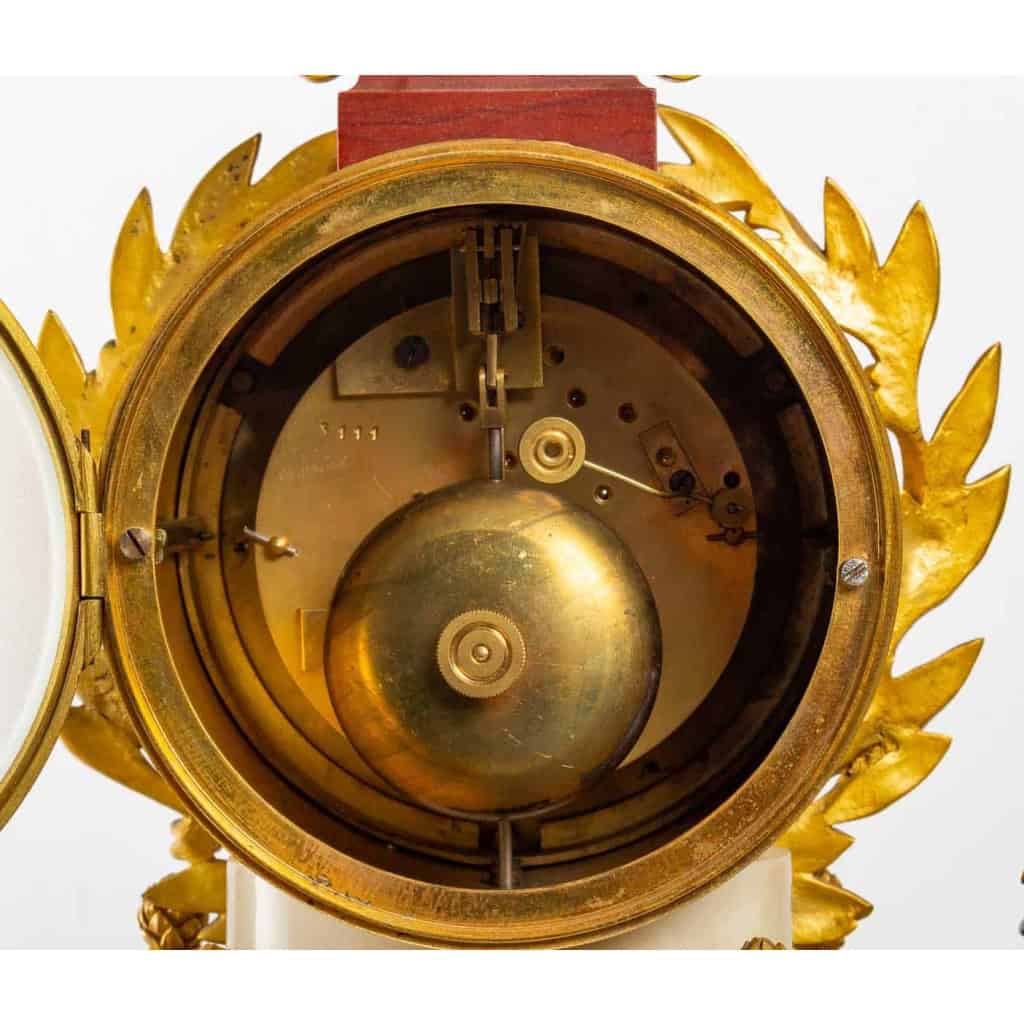 Pendule de style Louis XVI.
