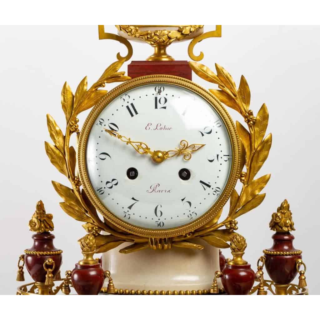 Pendule de style Louis XVI.
