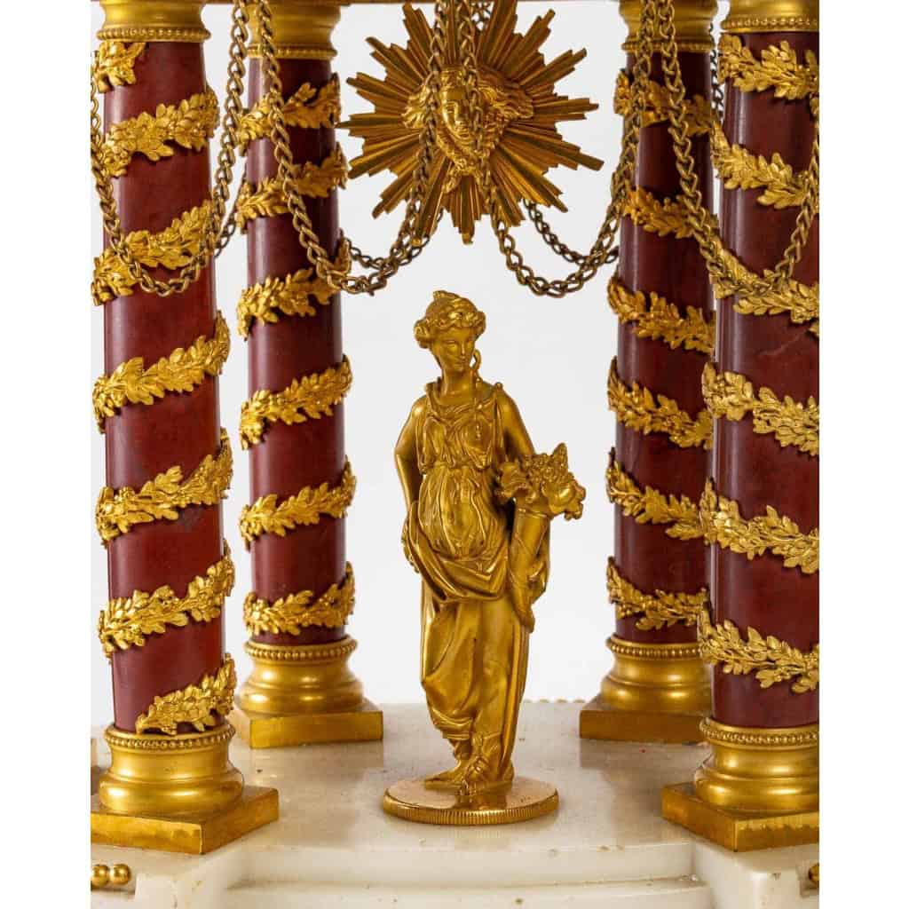 Pendule de style Louis XVI.