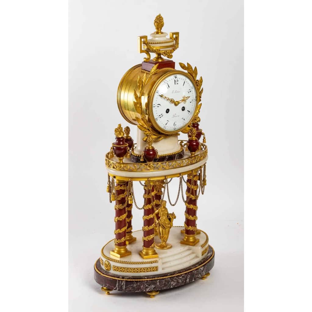Pendule de style Louis XVI.