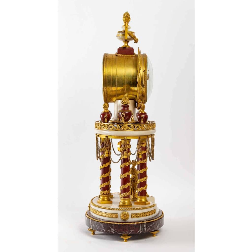 Pendule de style Louis XVI.
