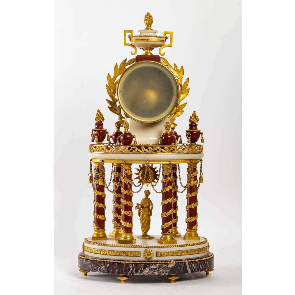 Pendule de style Louis XVI.