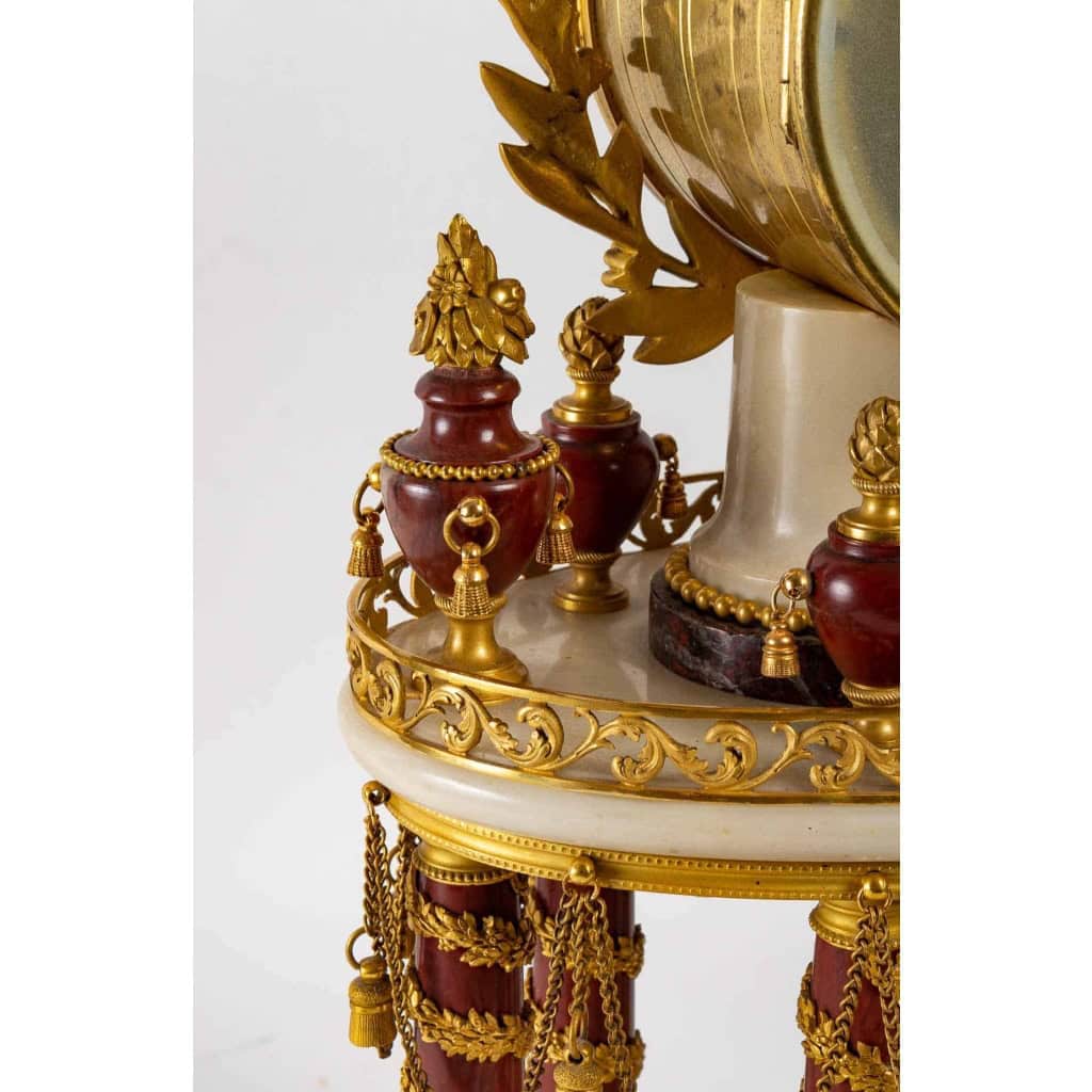Pendule de style Louis XVI.