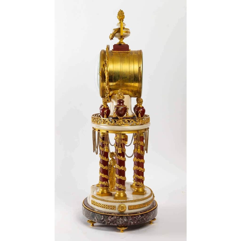 Pendule de style Louis XVI.