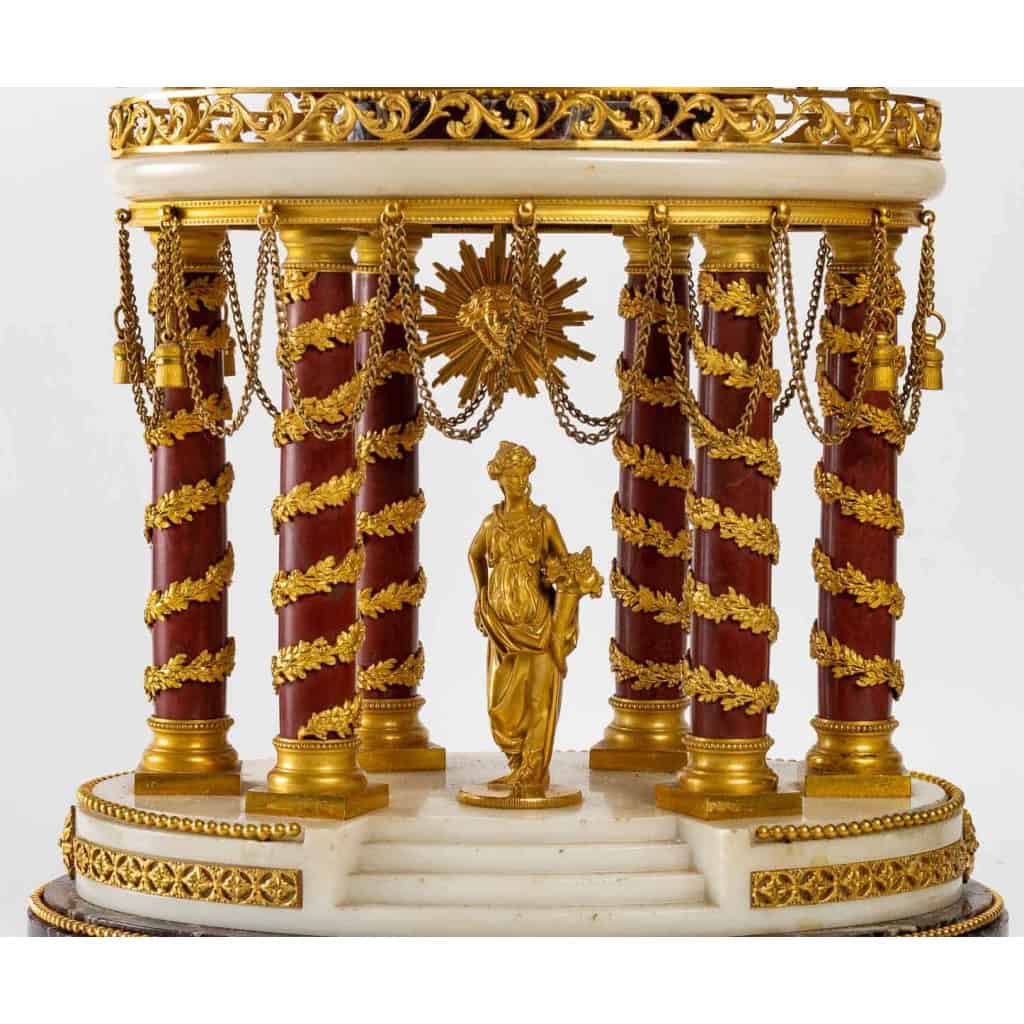 Pendule de style Louis XVI.
