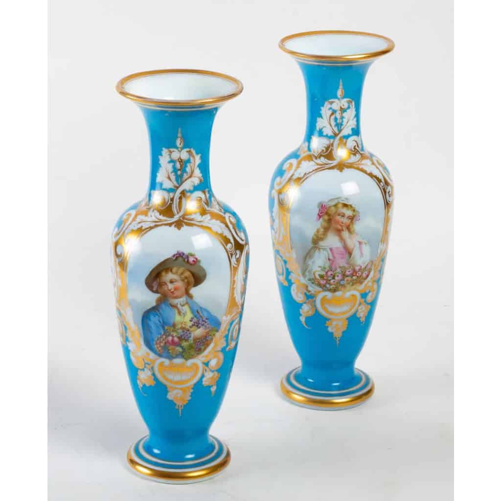 Paire de vases en opaline, XIXème siècle | Biron Paire de vases en opaline, XIXème siècle