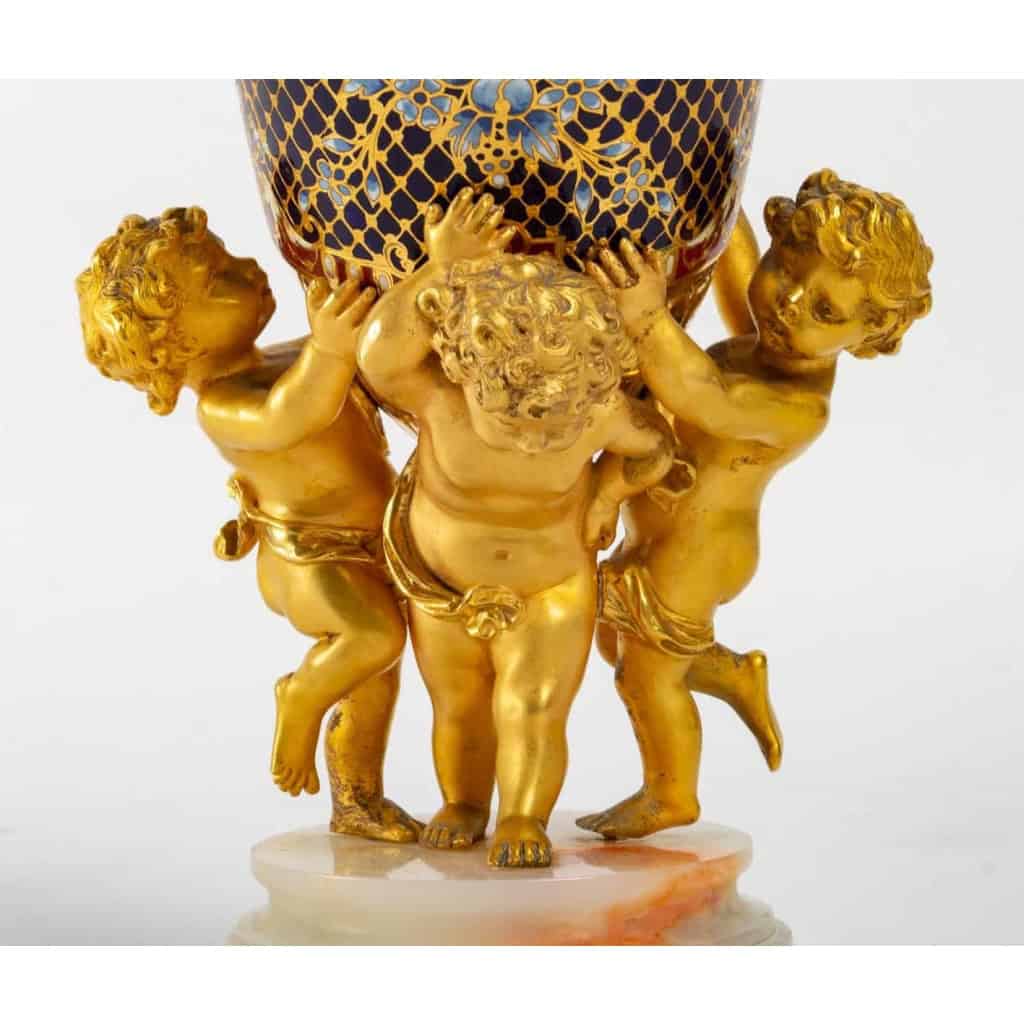 Vase en bronze doré, onyx et cloisonné, XIXème siècle | Biron Vase en bronze doré, onyx et cloisonné, XIXème siècle