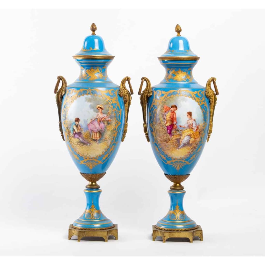 Une paire de vases en porcelaine de style sèvres, fin XIXème siècle | Biron |||||||||||