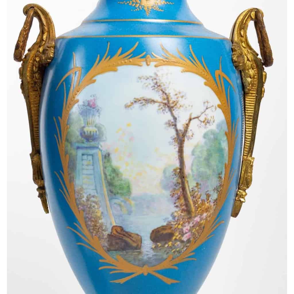 Une paire de vases en porcelaine de style sèvres, fin XIXème siècle | Biron Une paire de vases en porcelaine de style sèvres, fin XIXème siècle