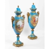 Une paire de vases en porcelaine de style sèvres, fin XIXème siècle | Biron Une paire de vases en porcelaine de style sèvres, fin XIXème siècle