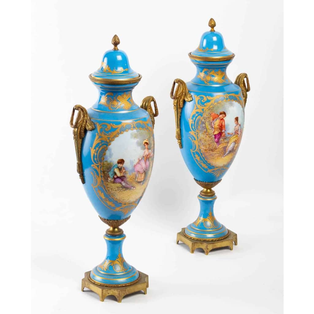 Une paire de vases en porcelaine de style sèvres, fin XIXème siècle | Biron Une paire de vases en porcelaine de style sèvres, fin XIXème siècle