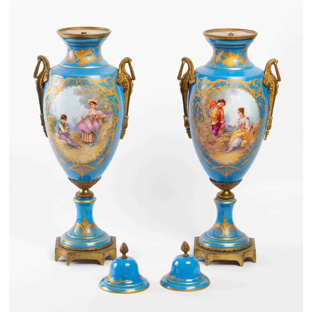 Une paire de vases en porcelaine de style sèvres, fin XIXème siècle | Biron Une paire de vases en porcelaine de style sèvres, fin XIXème siècle