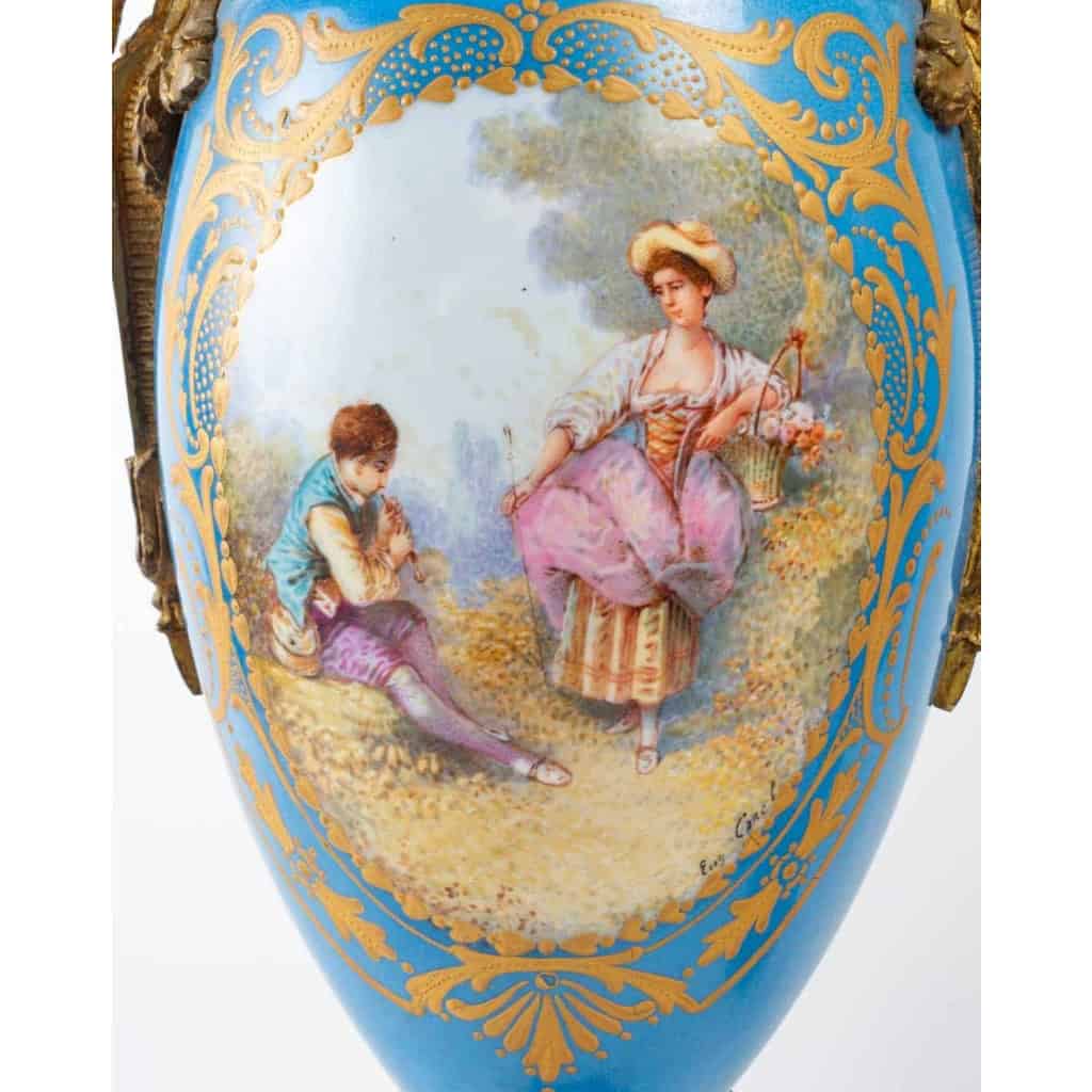 Une paire de vases en porcelaine de style sèvres, fin XIXème siècle | Biron Une paire de vases en porcelaine de style sèvres, fin XIXème siècle