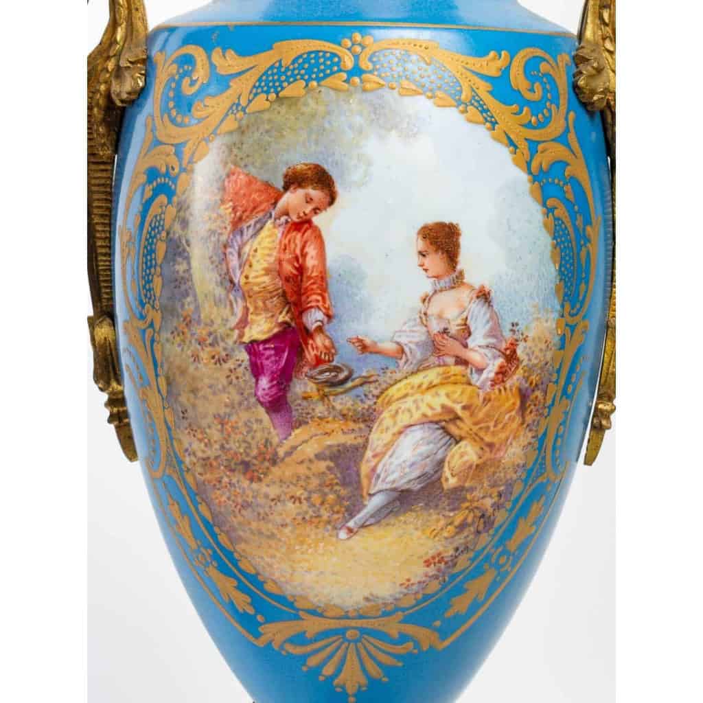 Une paire de vases en porcelaine de style sèvres, fin XIXème siècle | Biron Une paire de vases en porcelaine de style sèvres, fin XIXème siècle
