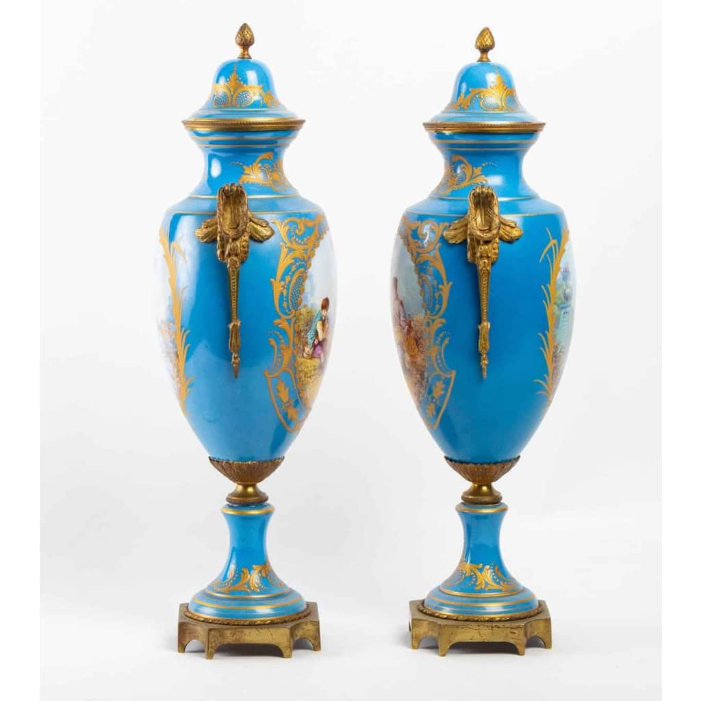 Une paire de vases en porcelaine de style sèvres, fin XIXème siècle | Biron Une paire de vases en porcelaine de style sèvres, fin XIXème siècle