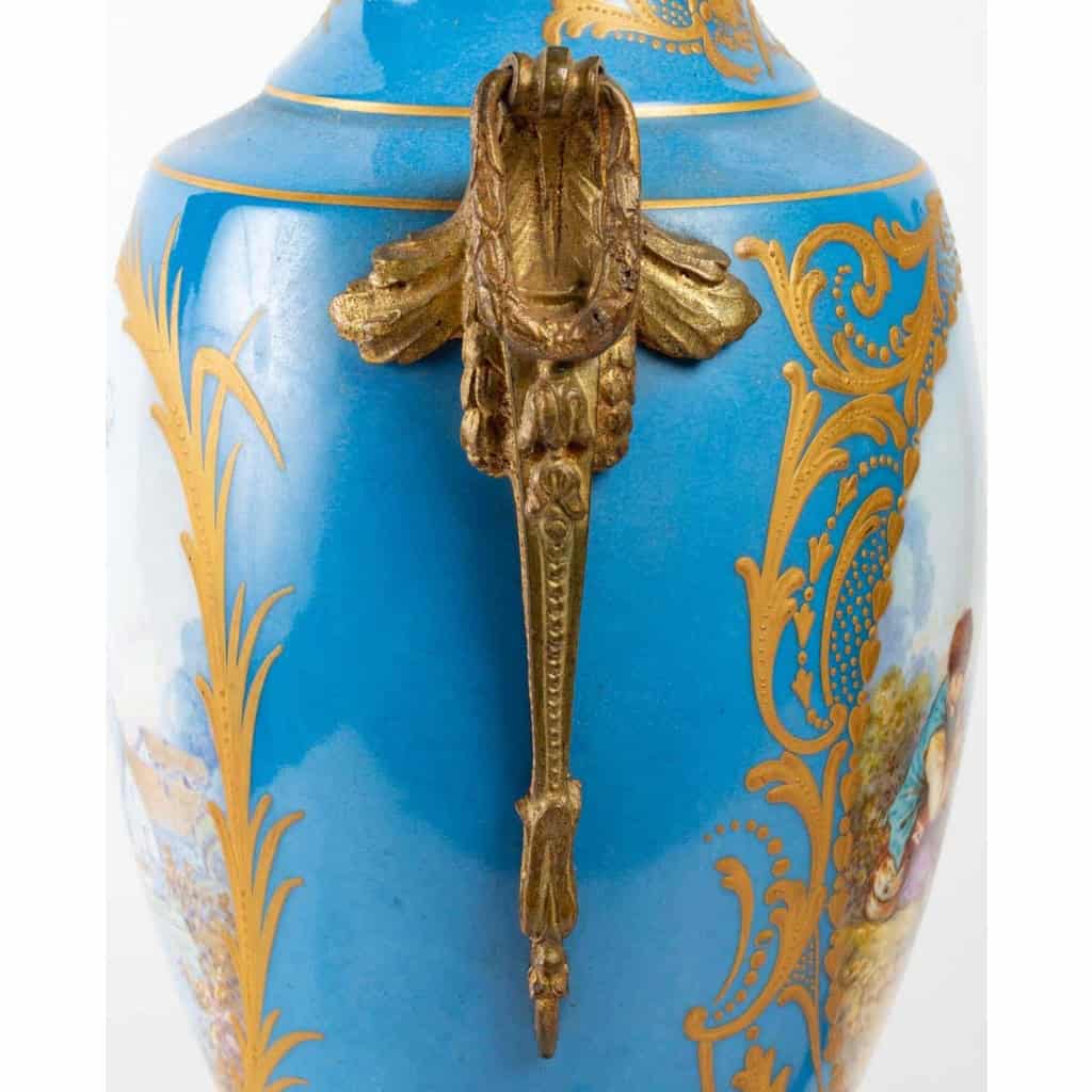Une paire de vases en porcelaine de style sèvres, fin XIXème siècle | Biron Une paire de vases en porcelaine de style sèvres, fin XIXème siècle