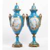 Une paire de vases en porcelaine de style sèvres, fin XIXème siècle | Biron Une paire de vases en porcelaine de style sèvres, fin XIXème siècle