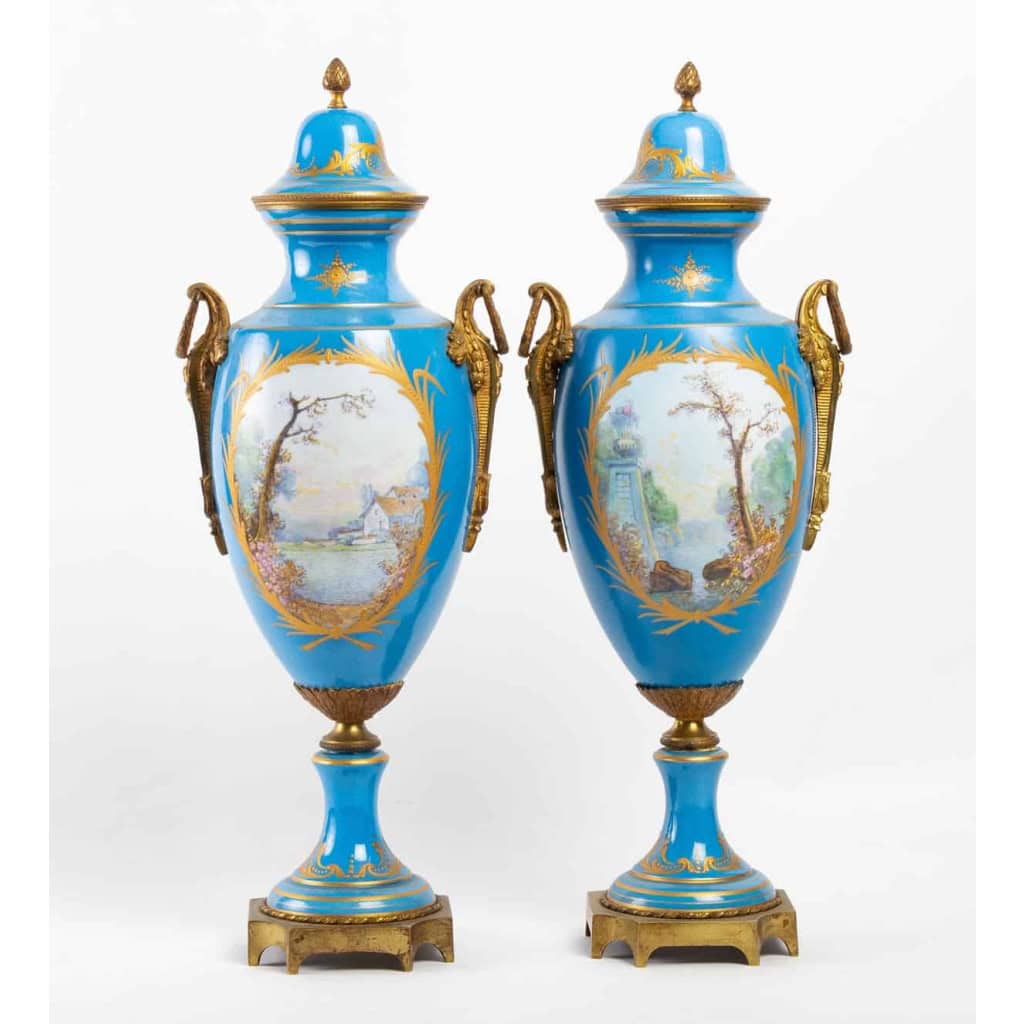 Une paire de vases en porcelaine de style sèvres, fin XIXème siècle | Biron Une paire de vases en porcelaine de style sèvres, fin XIXème siècle