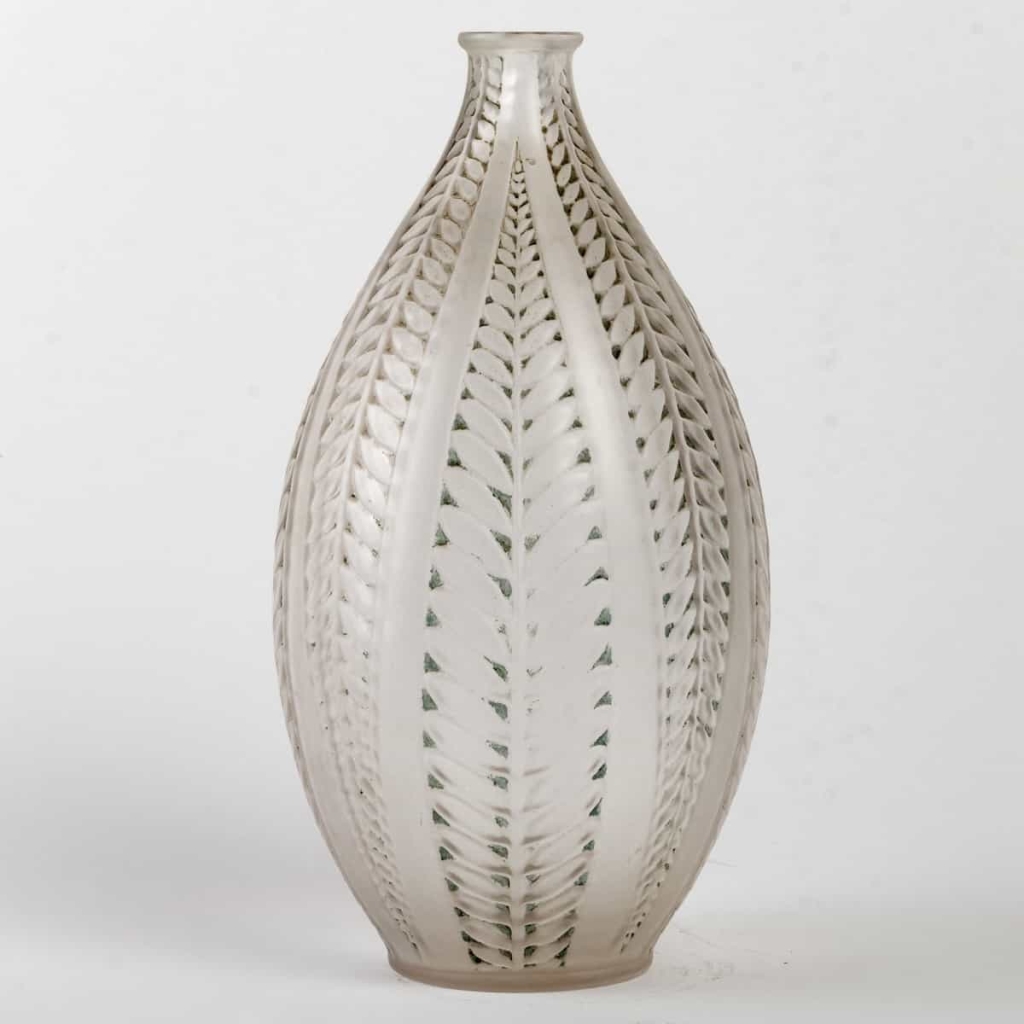 Vase « Acacia » verre blanc patiné vert de René LALIQUE | Biron Vase "Acacia" verre blanc patiné vert de René LALIQUE