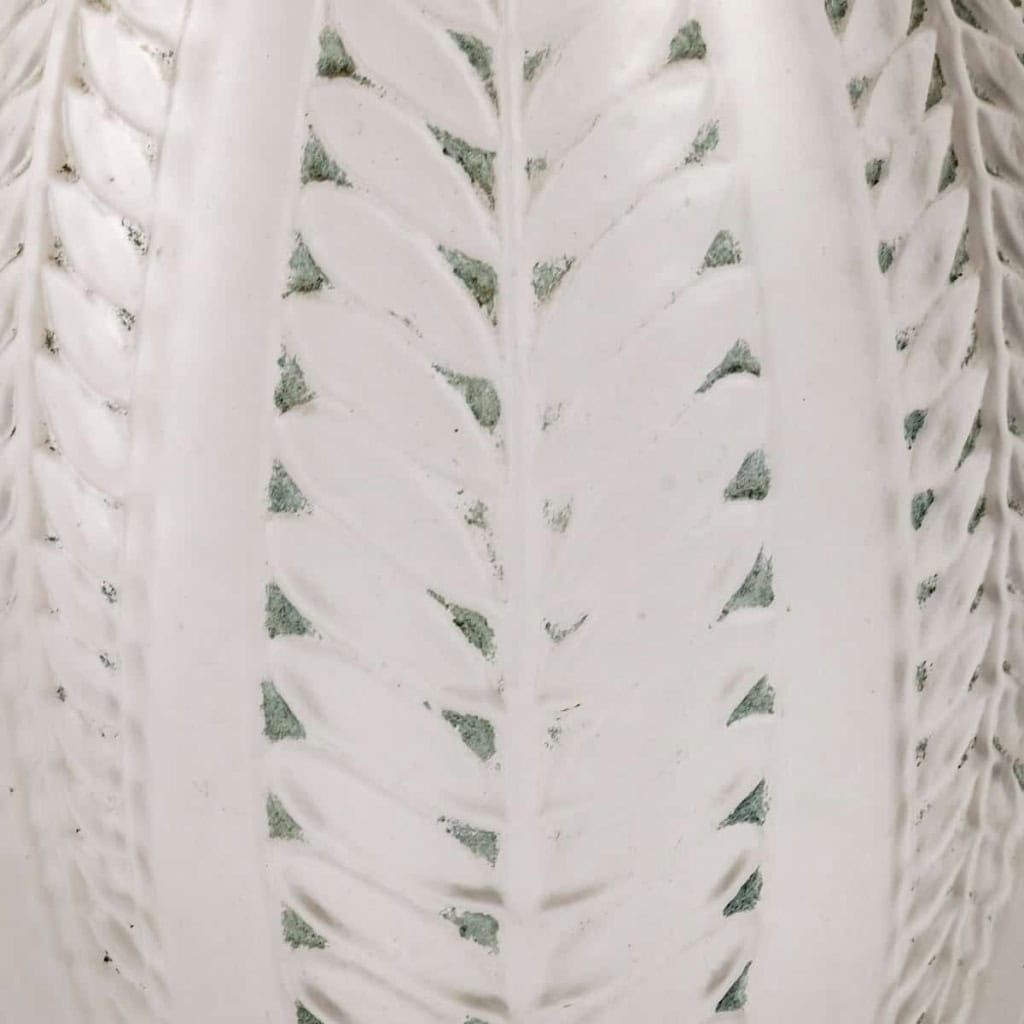 Vase « Acacia » verre blanc patiné vert de René LALIQUE | Biron Vase "Acacia" verre blanc patiné vert de René LALIQUE