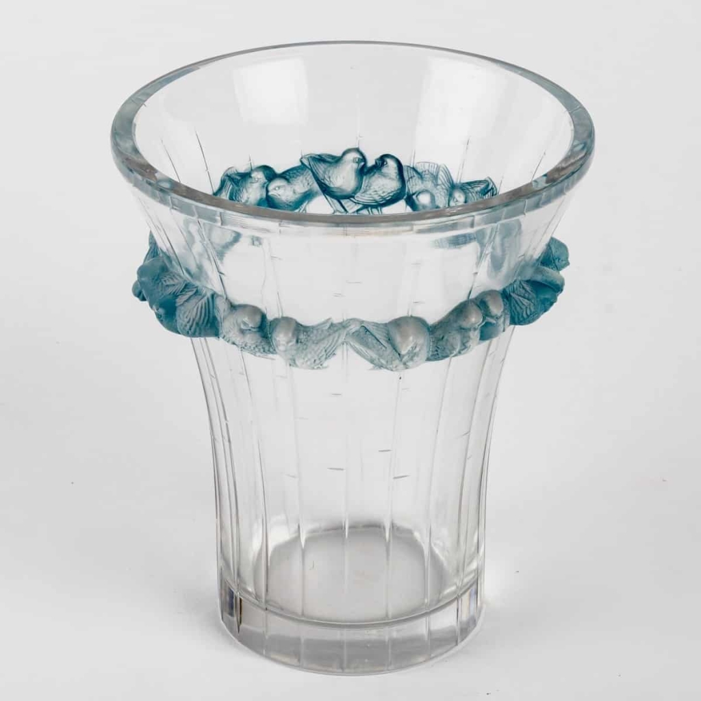 Vase « Boulouris » verre blanc patiné bleu de René LALIQUE | Biron Vase "Boulouris" verre blanc patiné bleu de René LALIQUE