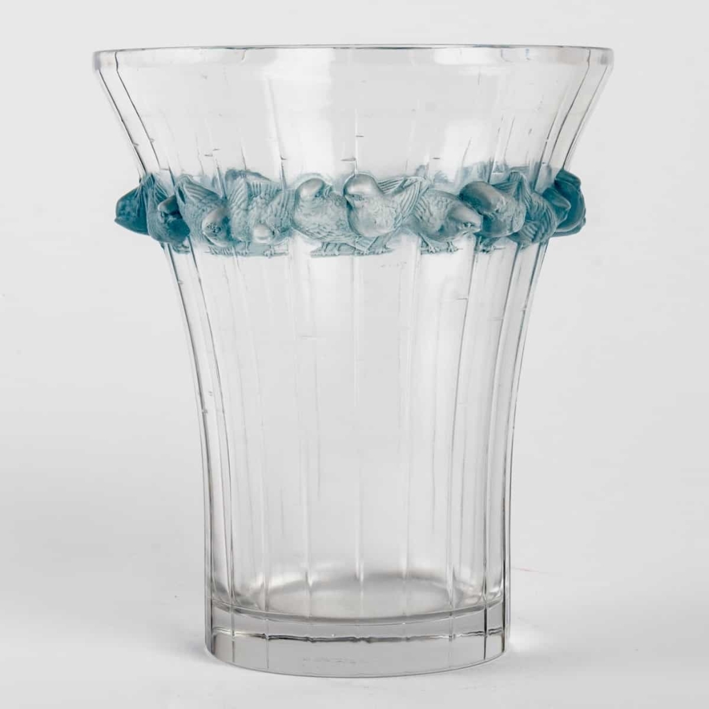 Vase « Boulouris » verre blanc patiné bleu de René LALIQUE | Biron Vase "Boulouris" verre blanc patiné bleu de René LALIQUE