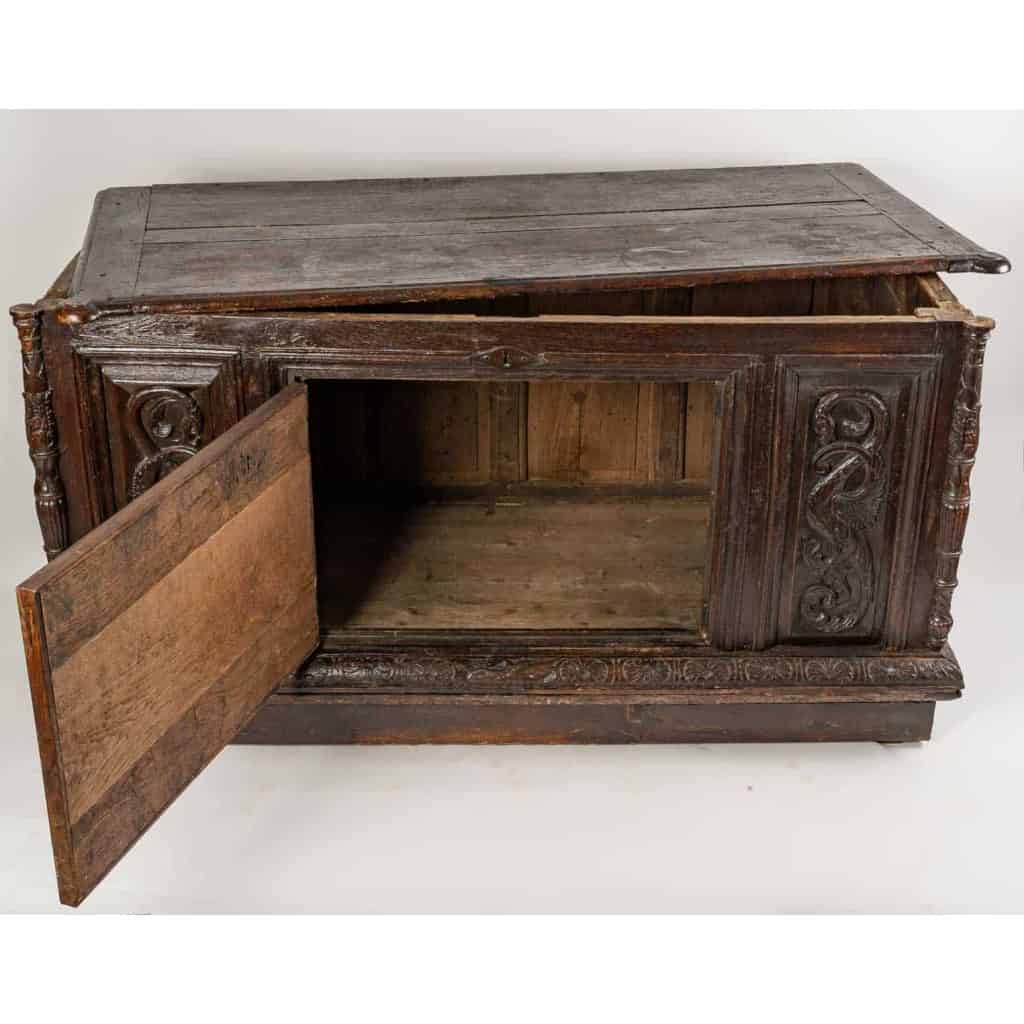 Coffre en partie du XVIIème siècle en chêne, ouverture sur le dessus et porte sur la partie avant. | Biron Coffre en partie du XVIIème siècle en chêne, ouverture sur le dessus et porte sur la partie avant.