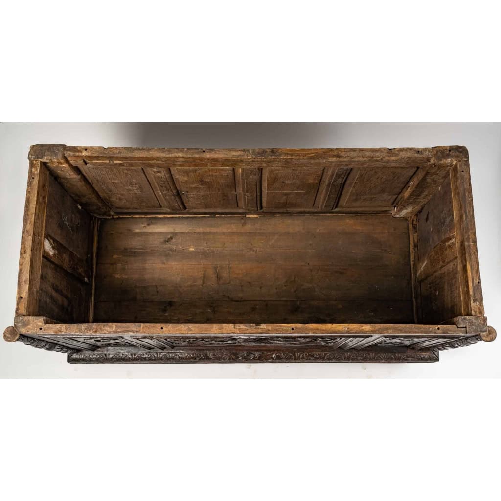 Coffre en partie du XVIIème siècle en chêne, ouverture sur le dessus et porte sur la partie avant. | Biron Coffre en partie du XVIIème siècle en chêne, ouverture sur le dessus et porte sur la partie avant.