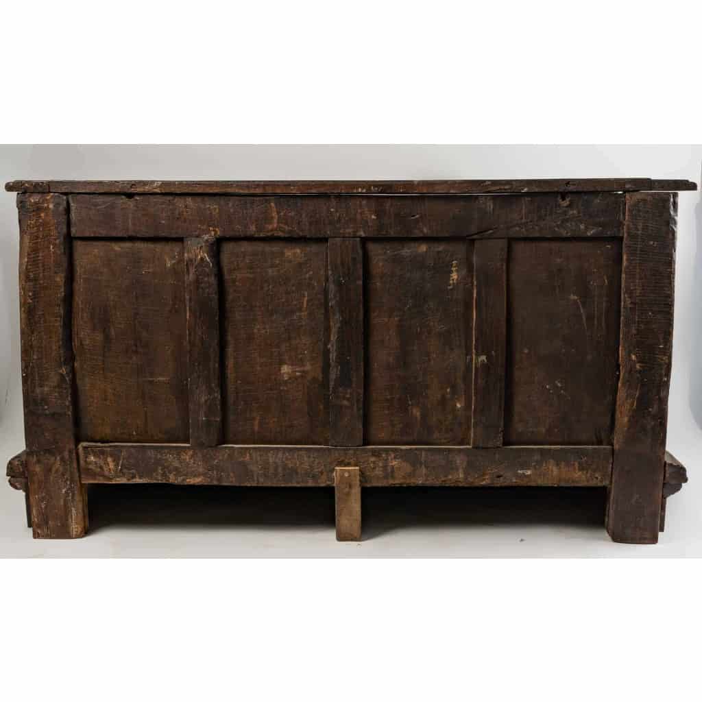Coffre en partie du XVIIème siècle en chêne, ouverture sur le dessus et porte sur la partie avant. | Biron Coffre en partie du XVIIème siècle en chêne, ouverture sur le dessus et porte sur la partie avant.