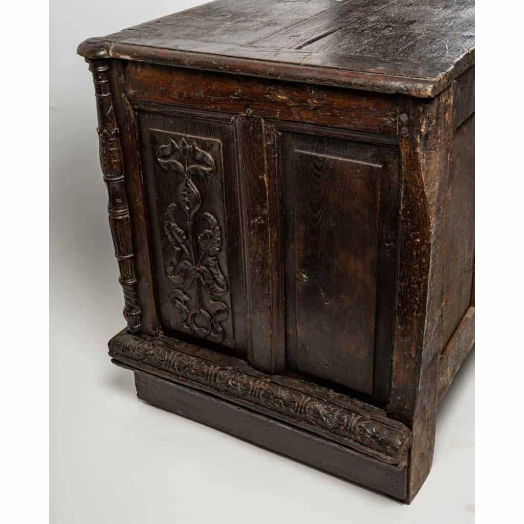 Coffre en partie du XVIIème siècle en chêne, ouverture sur le dessus et porte sur la partie avant. | Biron Coffre en partie du XVIIème siècle en chêne, ouverture sur le dessus et porte sur la partie avant.