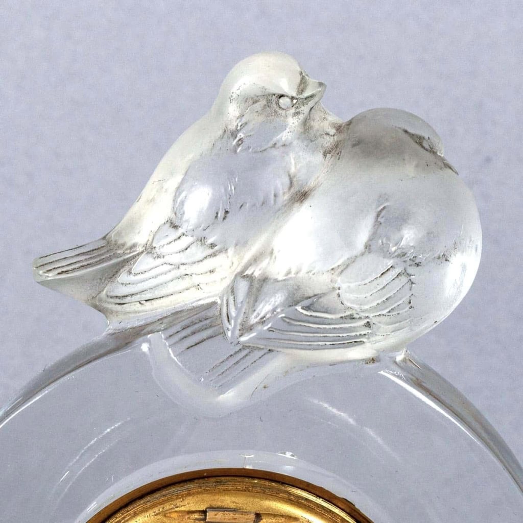 Pendulette « Pierrots » verre blanc – mouvement mécanique 8 jours de René LALIQUE | Biron Pendulette "Pierrots" verre blanc - mouvement mécanique 8 jours de René LALIQUE