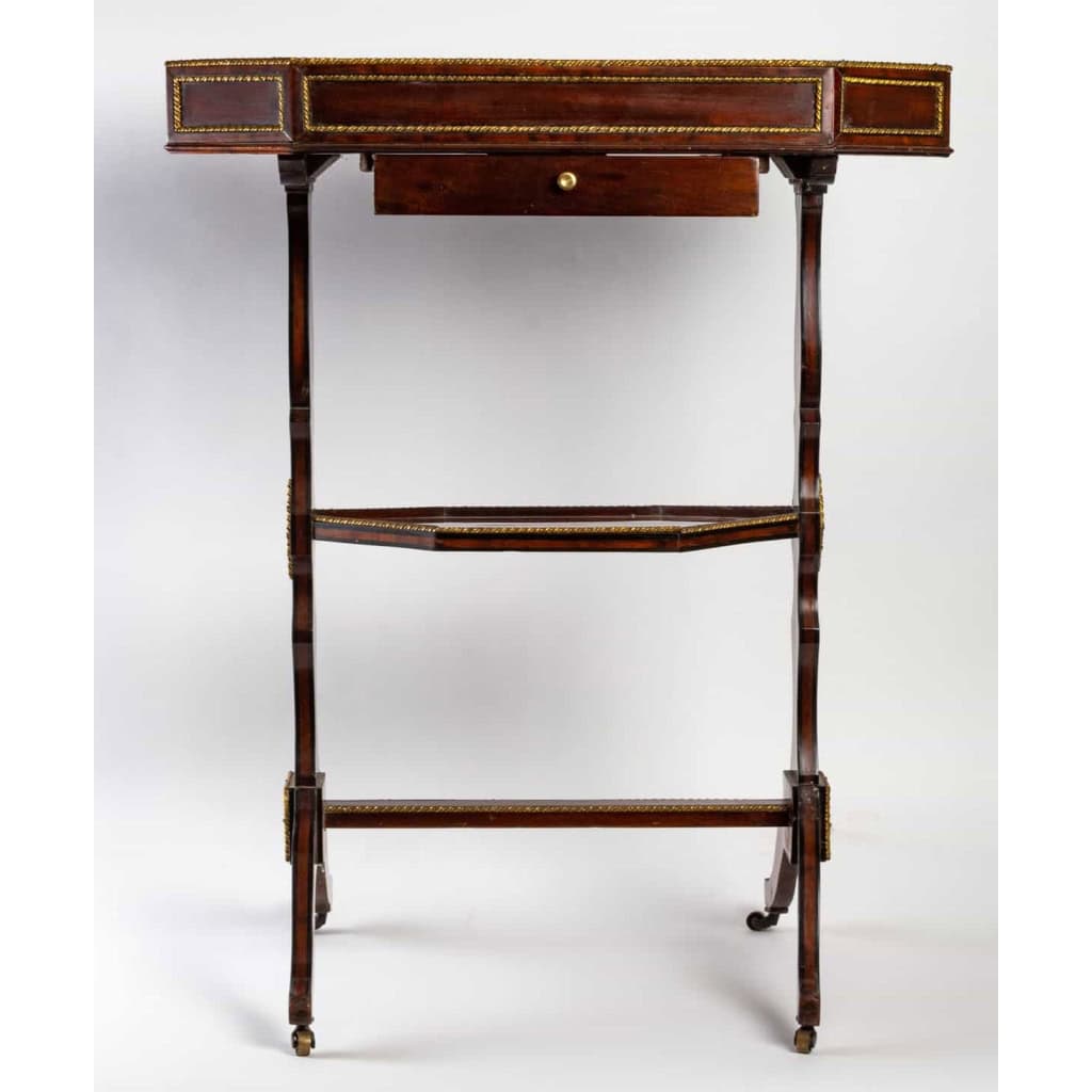 Une petite table Louis XVI, en acajou et filets d’ébène. Estampillée J.L. COSSON | Biron |||||||