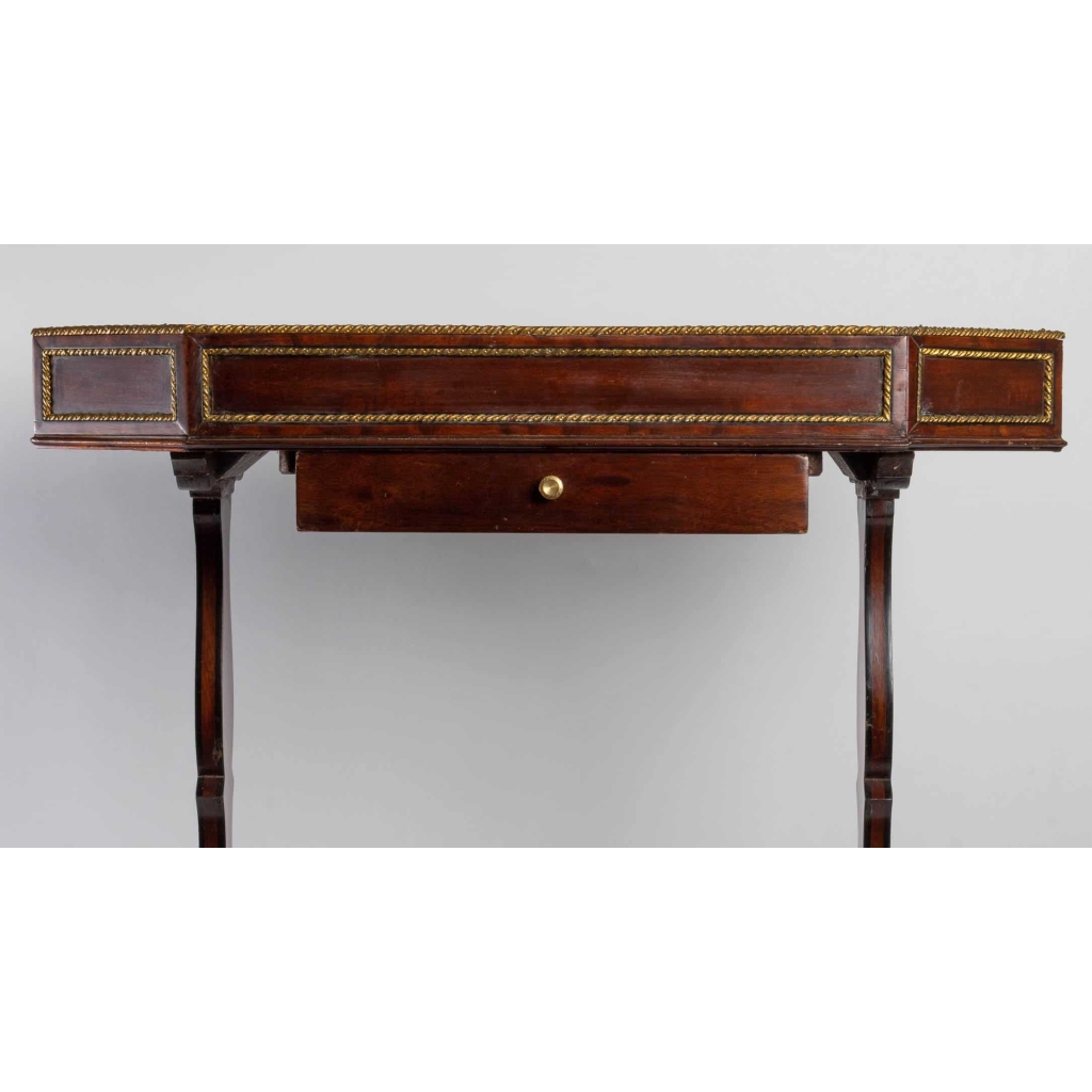 Une petite table Louis XVI, en acajou et filets d’ébène. Estampillée J.L. COSSON | Biron Une petite table Louis XVI, en acajou et filets d'ébène. Estampillée J.L. COSSON