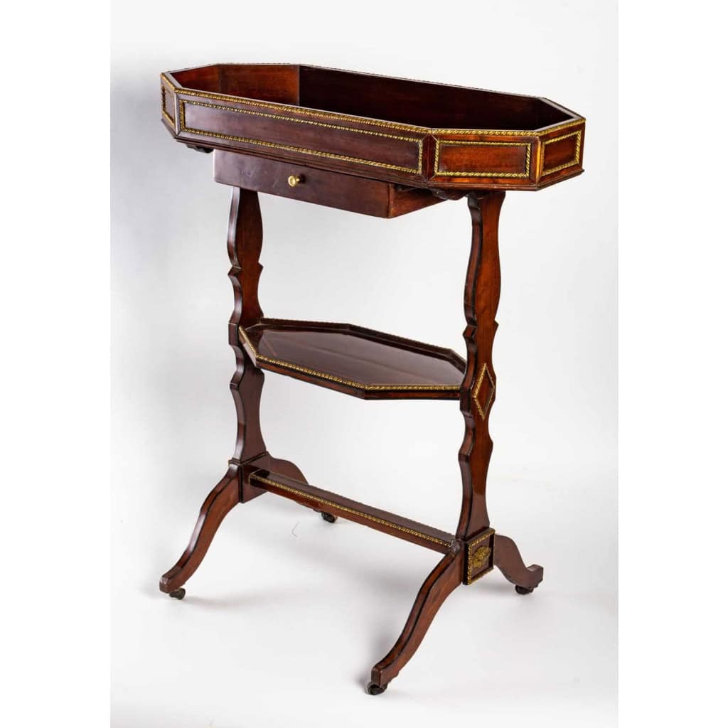 Une petite table Louis XVI, en acajou et filets d’ébène. Estampillée J.L. COSSON | Biron Une petite table Louis XVI, en acajou et filets d'ébène. Estampillée J.L. COSSON