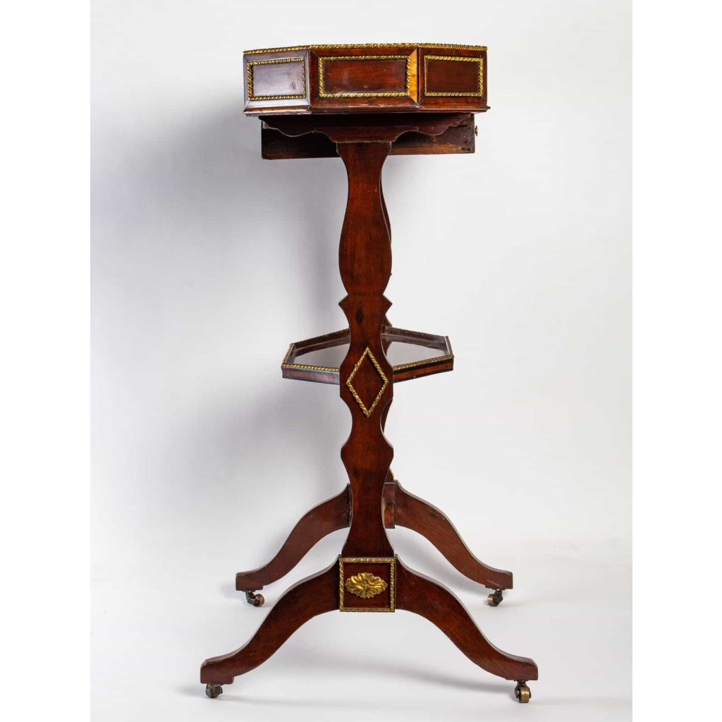 Une petite table Louis XVI, en acajou et filets d’ébène. Estampillée J.L. COSSON | Biron Une petite table Louis XVI, en acajou et filets d'ébène. Estampillée J.L. COSSON
