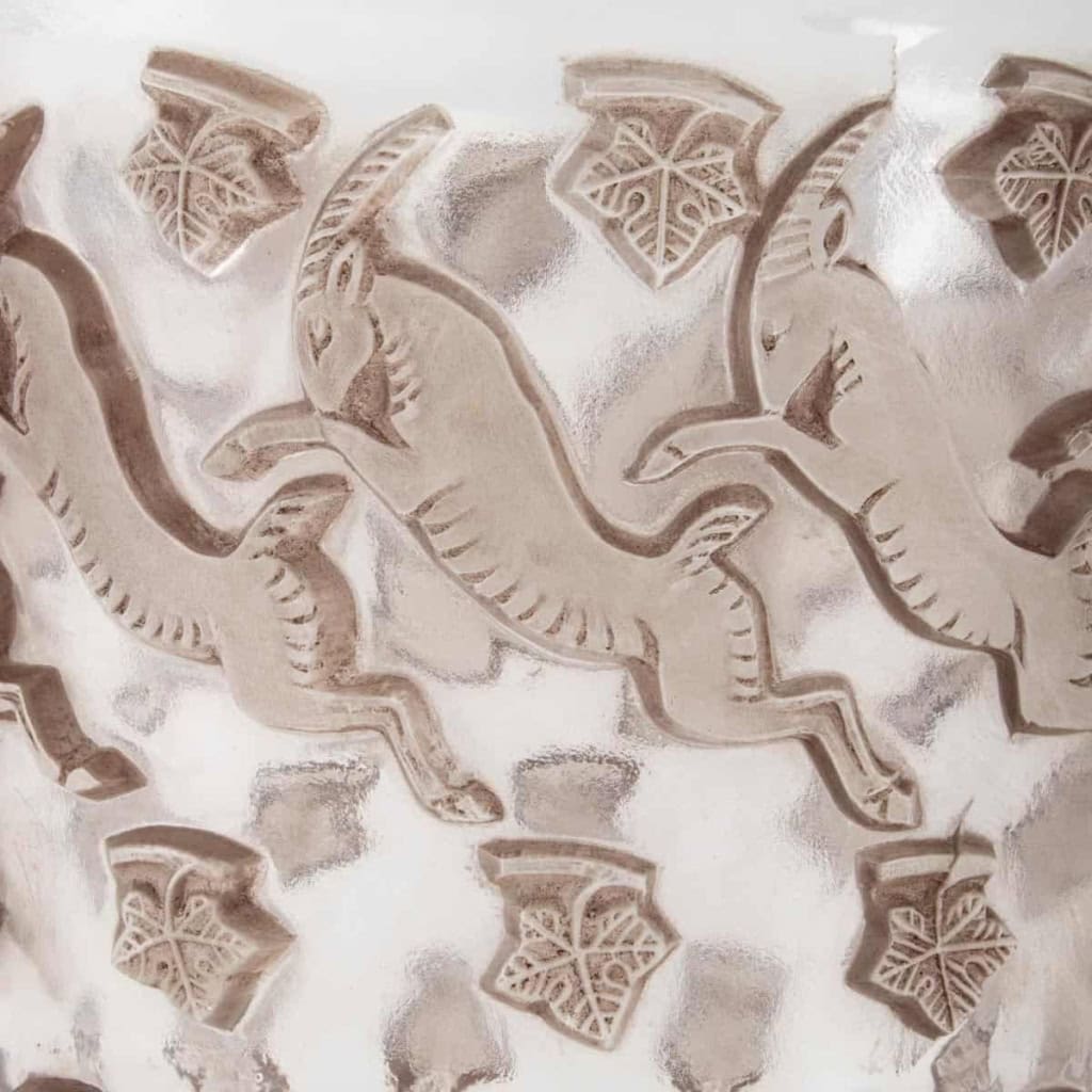 Vase Lave-Raisins « Jurançon » verre blanc patiné sépia de René LALIQUE | Biron Vase Lave-Raisins "Jurançon" verre blanc patiné sépia de René LALIQUE