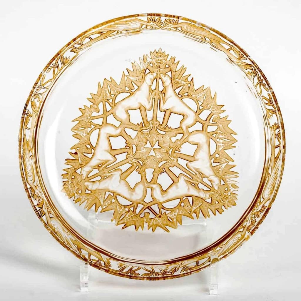 Assiette « Chasse Chiens » verre blanc patiné sépia de René LALIQUE | Biron ||||||
