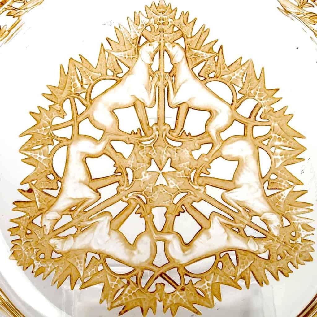 Assiette « Chasse Chiens » verre blanc patiné sépia de René LALIQUE | Biron Assiette "Chasse Chiens" verre blanc patiné sépia de René LALIQUE