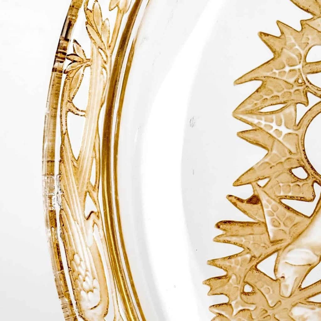 Assiette « Chasse Chiens » verre blanc patiné sépia de René LALIQUE | Biron Assiette "Chasse Chiens" verre blanc patiné sépia de René LALIQUE