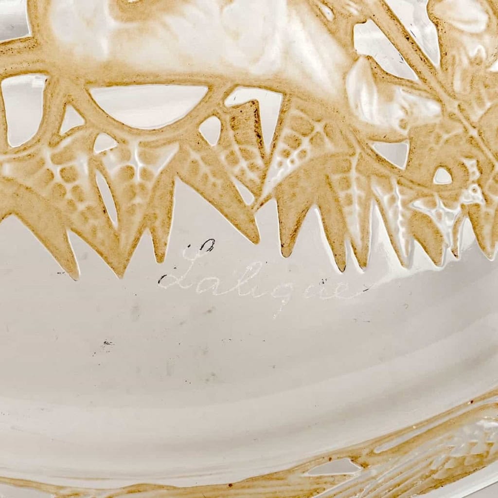 Assiette « Chasse Chiens » verre blanc patiné sépia de René LALIQUE | Biron Assiette "Chasse Chiens" verre blanc patiné sépia de René LALIQUE