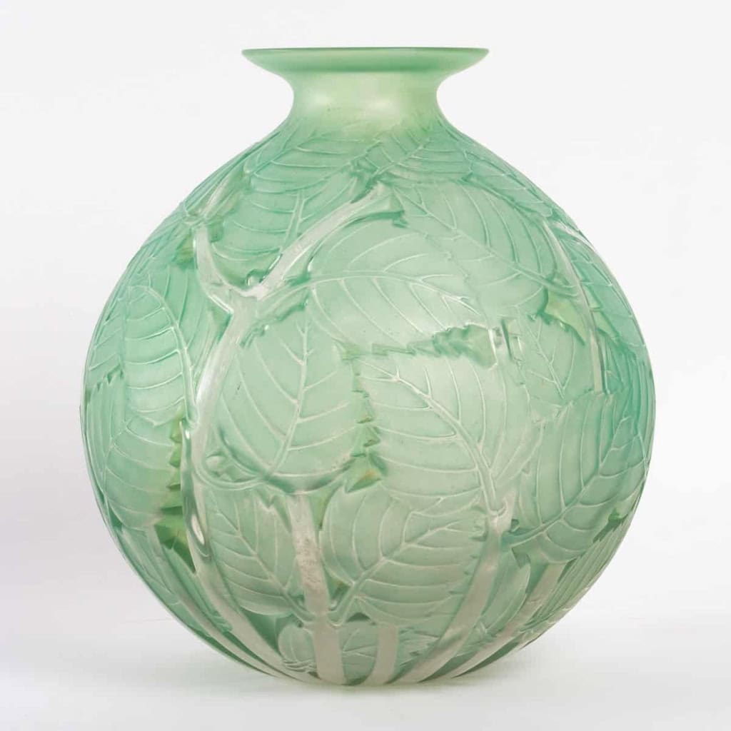 Vase « Milan » verre blanc patiné vert de René LALIQUE | Biron Vase "Milan" verre blanc patiné vert de René LALIQUE